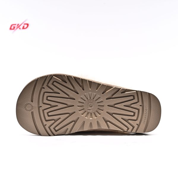 UGG CLASSIC - Image 2